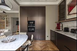 Elegant renovated 2 bedroom apartement - Golden triangle