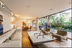 Garden apartment with large living area