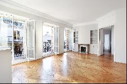Paris 6th District – An elegant 4-bed apartment with a balcony