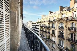 Paris 6th District – An elegant 4-bed apartment with a balcony