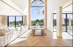 Modern Villa in Jumeirah Islands with Lake Views