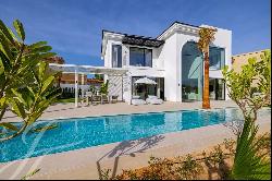 Modern Villa in Jumeirah Islands with Lake Views