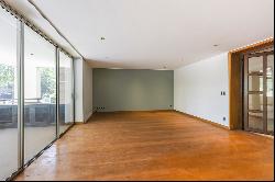 Apartment with 6 bedrooms, including service quarters, in Las Condes.