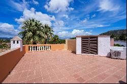 Detached house with views of the golf course and mountains in Santa Ponsa
