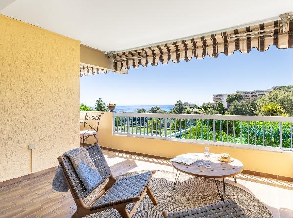 Stunning renovated apartment with sea views in Nice Napoleon III