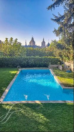 Charming classic villa with swimming pool and views of El Escorial Monastery
