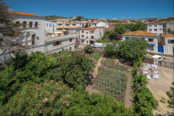 House to refurbish on an exceptional plot near the sea in Cadaqués