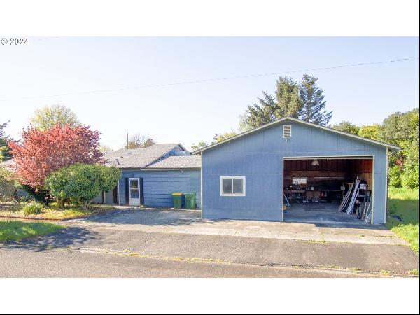 589 Ivy St, Florence OR 97439
