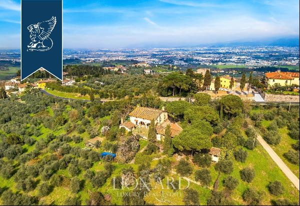 Villa with pool and outbuilding for sale on the sweet rolling hills of Scandicci, in Flore