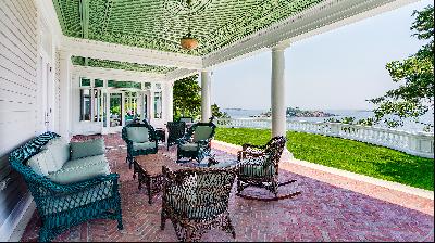 Veranda furnishing ideas inspired by a New England porch