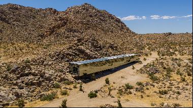The contemporary California cabin that uses reflectivity to merge into the desert landscape and keep cool inside