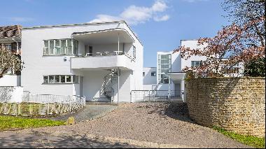 The Modernist Surrey home with Bauhaus in its DNA