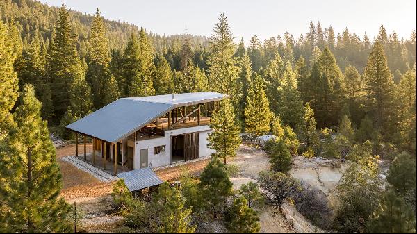 The mountain home that borrows from space-saving urban design