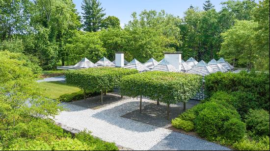 The symmetry and light of Edward Durell Stone’s Celanese House