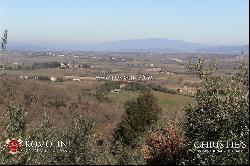 Tuscany - FARMHOUSE FOR SALE IN LUCIGNANO WITH POOL TUSCANY