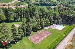 SMALL HAMLET FOR SALE IN UMBRIA MONTONE