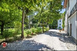 SMALL HAMLET FOR SALE IN UMBRIA MONTONE