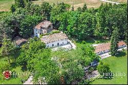 SMALL HAMLET FOR SALE IN UMBRIA MONTONE