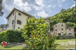 RESTORED MEDIEVAL HAMLET FOR SALE IN TUSCANY, AREZZO