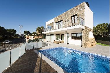 Modern house with sea views and 800m from the beach