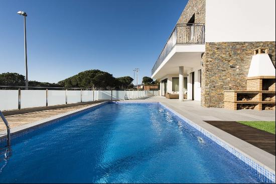 Modern house with sea views and 800m from the beach