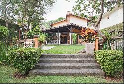 House in front of Conde de Barcelos Square