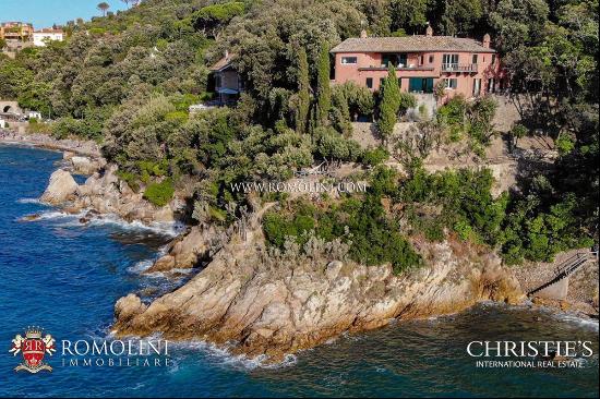 VILLA WITH PRIVATE ACCESS TO THE SEA FOR SALE ARGENTARIO, PIED DANS L'EAU