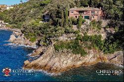 VILLA WITH PRIVATE ACCESS TO THE SEA FOR SALE ARGENTARIO, PIED DANS L'EAU