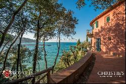 VILLA WITH PRIVATE ACCESS TO THE SEA FOR SALE ARGENTARIO, PIED DANS L'EAU