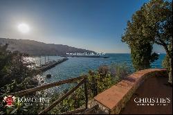 VILLA WITH PRIVATE ACCESS TO THE SEA FOR SALE ARGENTARIO, PIED DANS L'EAU