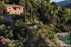 VILLA WITH PRIVATE ACCESS TO THE SEA FOR SALE ARGENTARIO, PIED DANS L'EAU