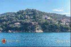 VILLA WITH PRIVATE ACCESS TO THE SEA FOR SALE ARGENTARIO, PIED DANS L'EAU