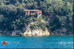 VILLA WITH PRIVATE ACCESS TO THE SEA FOR SALE ARGENTARIO, PIED DANS L'EAU