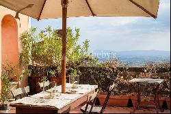 Elegant Piano Nobile in Cortona with panoramic terrace