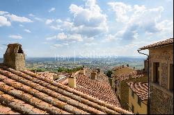 Elegant Piano Nobile in Cortona with panoramic terrace