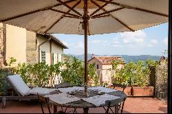 Elegant Piano Nobile in Cortona with panoramic terrace