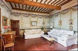 Elegant Piano Nobile in Cortona with panoramic terrace