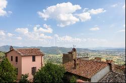 Elegant Piano Nobile in Cortona with panoramic terrace