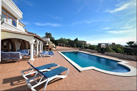 Beautiful villa with stunning views in an exclusive residential area