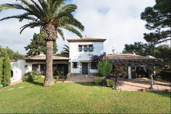 Cosy villa with large garden and views of the mountains and sea