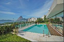 Triplex in a traditional building on Flamengo Beach