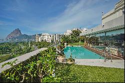 Triplex in a traditional building on Flamengo Beach