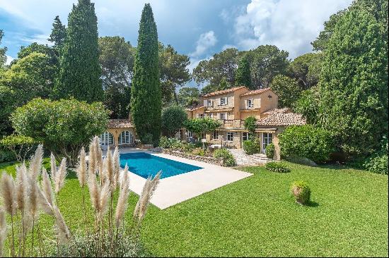 Provencal residence nestled in the heart of a private estate - Antibes