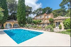 Provençal residence nestled in the heart of a private estate - Antibes