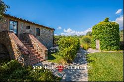 85 HA ESTATE WITH HAMLETS AND CHIANTI VINEYARD FOR SALE, TUSCANY