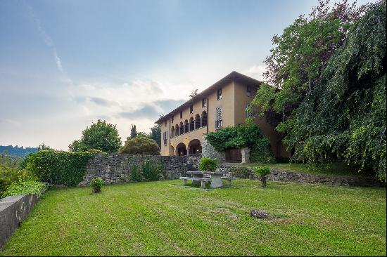 Elegant villa in the hills of Cenate