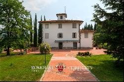 40.6-HA ESTATE WITH HISTORIC VILLA FOR SALE TUSCANY Romolini - Christie's