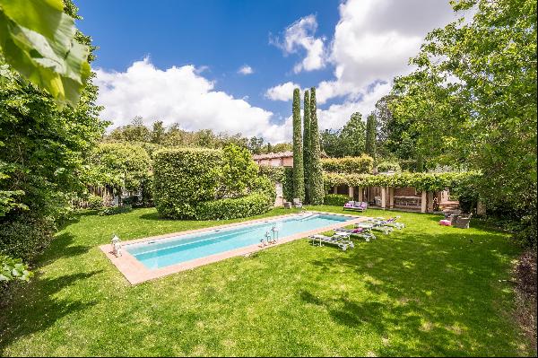 Excellent 4-bedroom design villa with swimming pool in Lucca, Tuscany.
