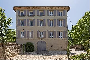 Mas with pool and views on the Luberon for sale.