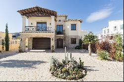 Luxurious villa for sale in Empuriabrava with a 27 meter mooring